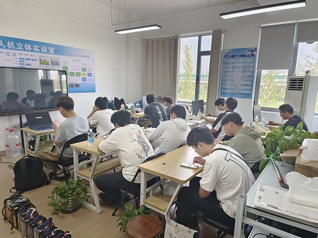 南京通航无人机理论培训教室.jpg 南京通航无人机理论培训教室.jpg